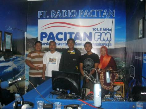 Diwawancarai oleh Radio Pacitan FM bersama dengan Deni Watu-Watu Pacitan, Kang Suparjo dan Arif Putro Lawu